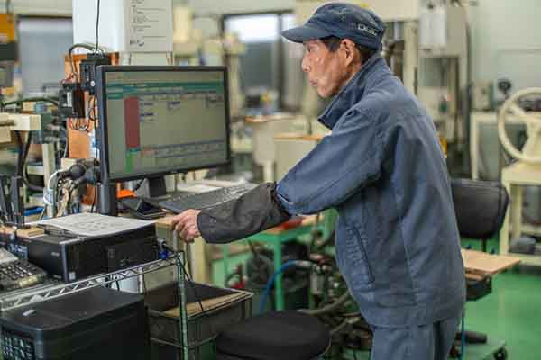 自社開発の生産管理システム「Assist」を駆使して仕組みで実現している翌日出荷を実現している様子